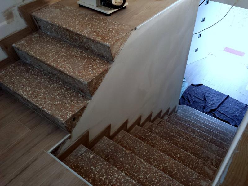 Schleifen und Polieren von Stufen