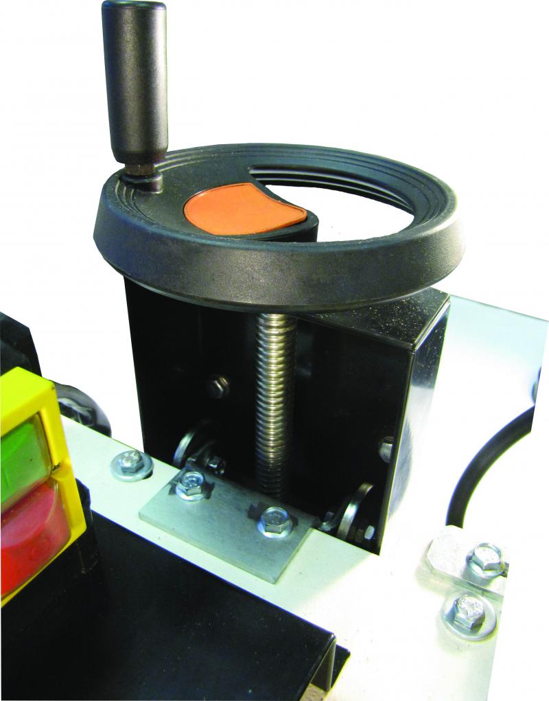 Cutting depth adjustment by hand wheel