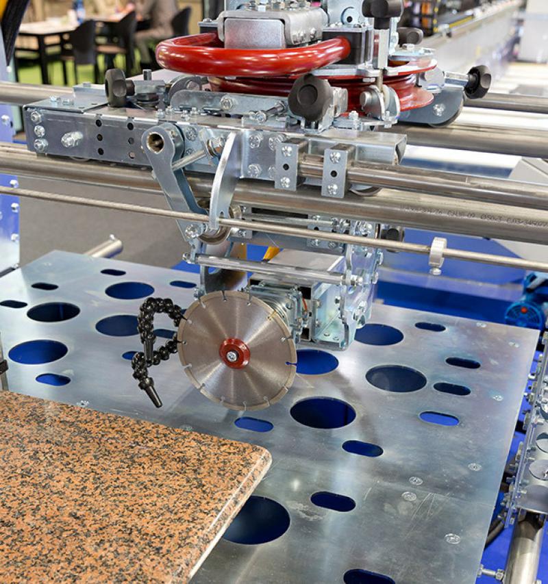 Blade cutting along Y axis