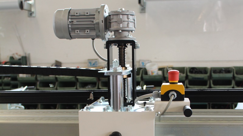 Regolazione motorizzata profondità di taglio